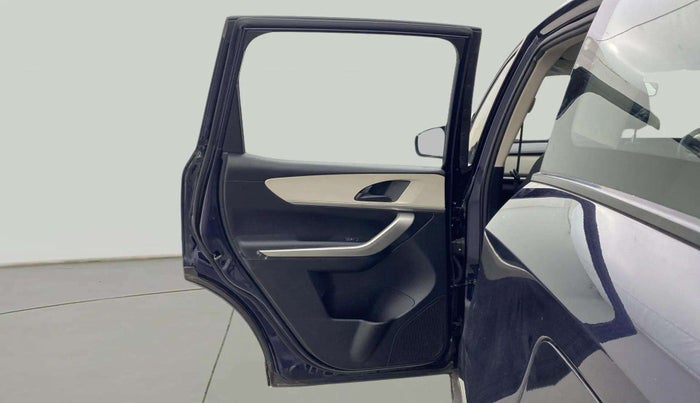 2022 Mahindra XUV700 MX P MT 5 STR, Petrol, Manual, 4,659 km, LHS Rear Door