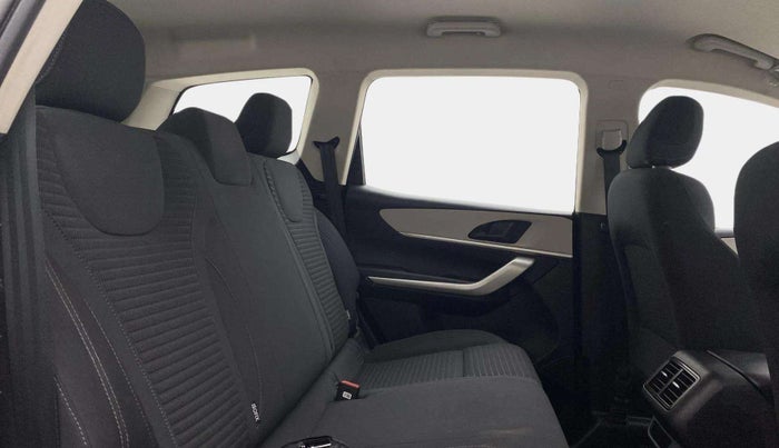 2022 Mahindra XUV700 MX P MT 5 STR, Petrol, Manual, 4,659 km, Right Side Rear Door Cabin