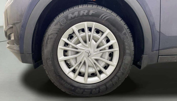 2022 Mahindra XUV700 MX P MT 5 STR, Petrol, Manual, 4,659 km, Left Front Wheel