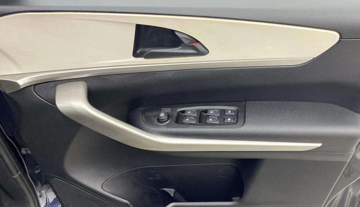 2022 Mahindra XUV700 MX P MT 5 STR, Petrol, Manual, 4,659 km, Driver Side Door Panels Control