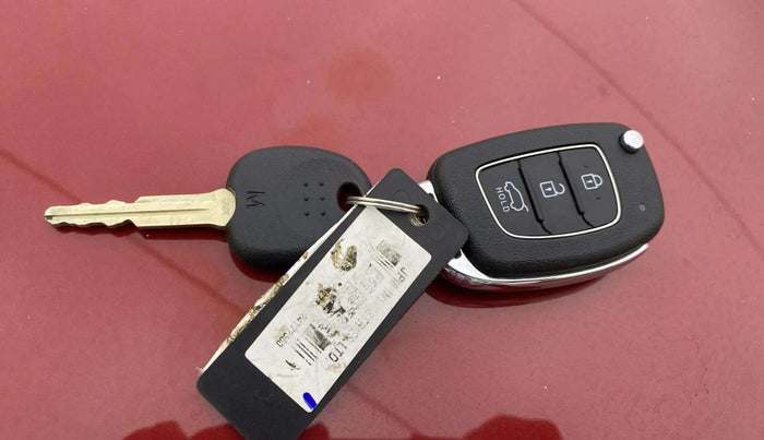 2024 Hyundai VENUE S (O) Plus 1.2 Petrol , Petrol, Manual, 4,731 km, Key Close Up