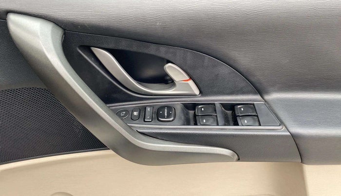 2016 Mahindra XUV500 W10, Diesel, Manual, 74,043 km, Driver Side Door Panels Control