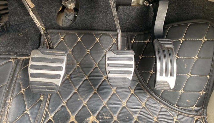 2016 Mahindra XUV500 W10, Diesel, Manual, 74,043 km, Pedals