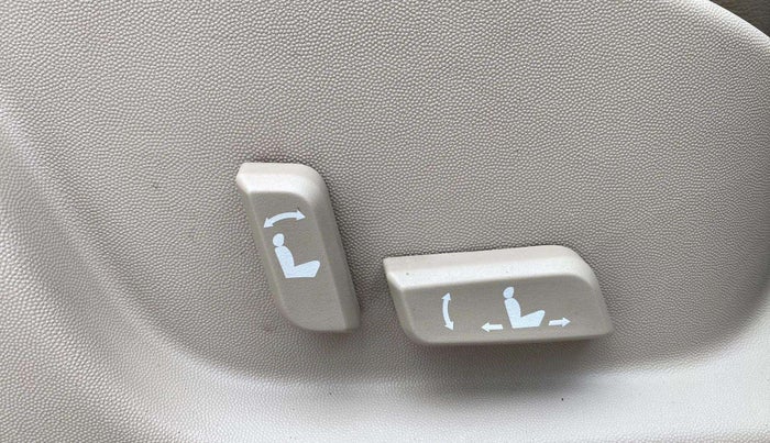 2016 Mahindra XUV500 W10, Diesel, Manual, 74,043 km, Driver Side Adjustment Panel