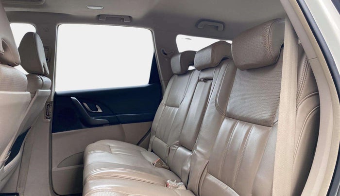 2016 Mahindra XUV500 W10, Diesel, Manual, 74,043 km, Right Side Rear Door Cabin