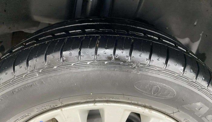 2018 Maruti Ciaz DELTA 1.5 SHVS MT PETROL, Petrol, Manual, 72,182 km, Right Rear Tyre Tread