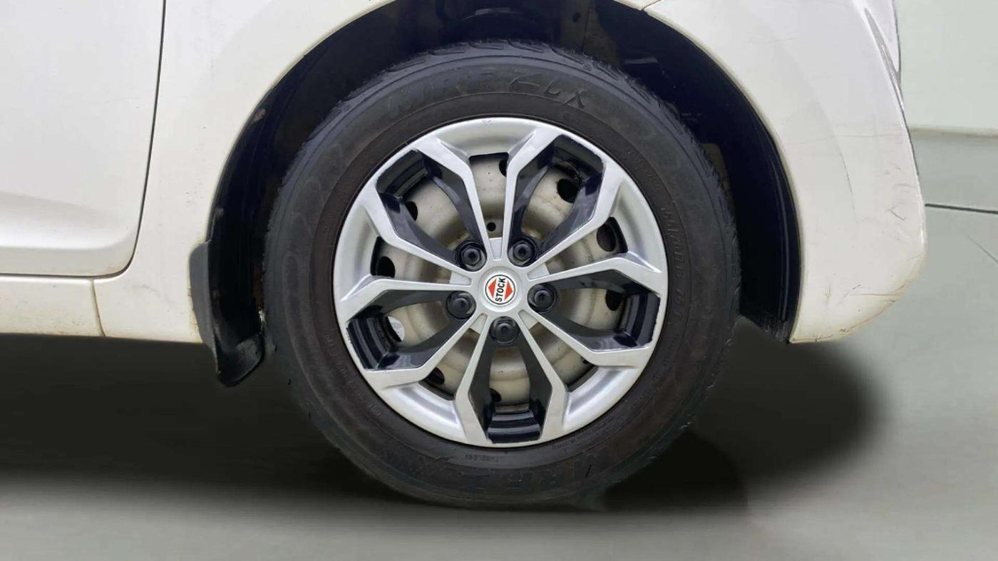 2019 Hyundai Eon ERA +, Petrol, Manual, 38,595 km, Right Front Wheel