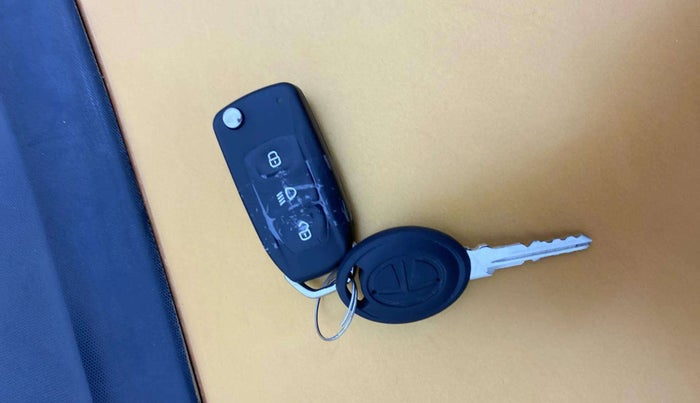 2017 Tata Tiago XZ PETROL, Petrol, Manual, 86,971 km, Key Close Up