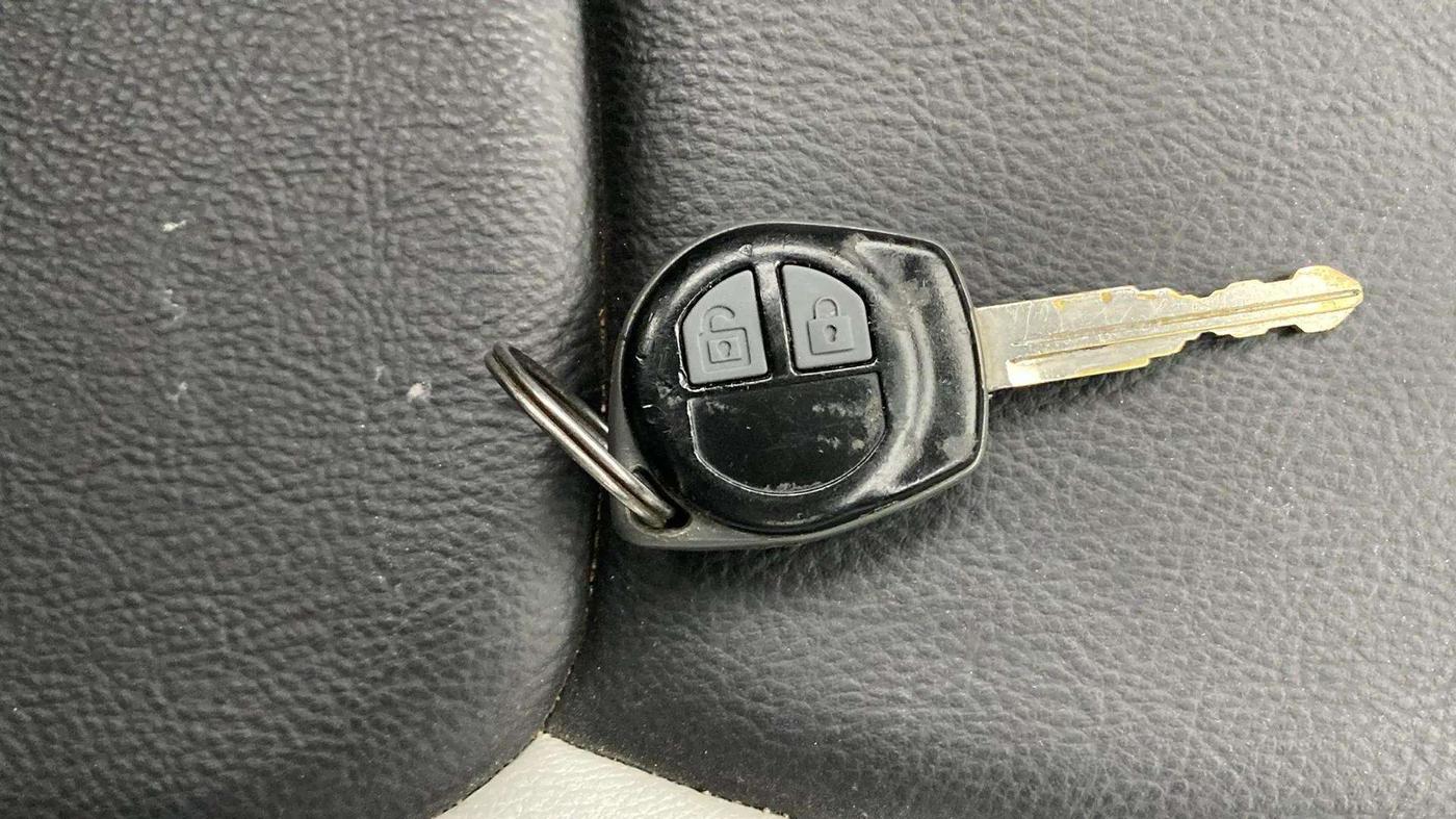 2017 Maruti Swift VXI O, Petrol, Manual, 94,074 km, Key Close Up