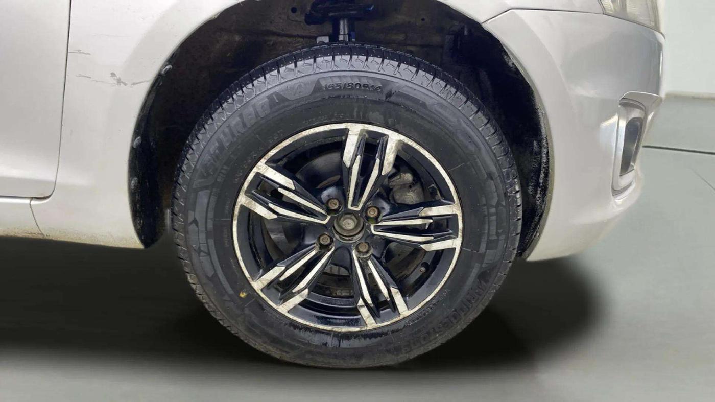 2017 Maruti Swift VXI O, Petrol, Manual, 94,074 km, Right Front Wheel