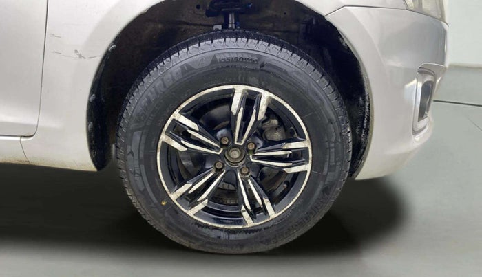 2017 Maruti Swift VXI O, Petrol, Manual, 94,037 km, Right Front Wheel