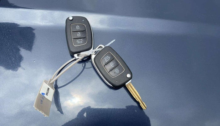 2022 Hyundai VENUE S+ 1.2, Petrol, Manual, 34,022 km, Key Close Up