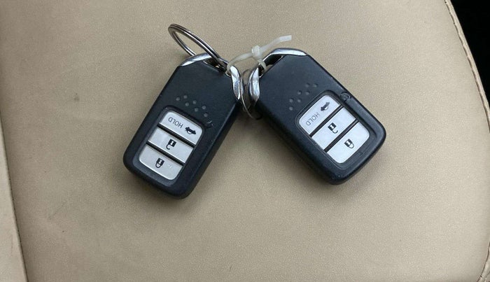2018 Honda Amaze 1.2L I-VTEC VX, CNG, Manual, 1,18,105 km, Key Close Up