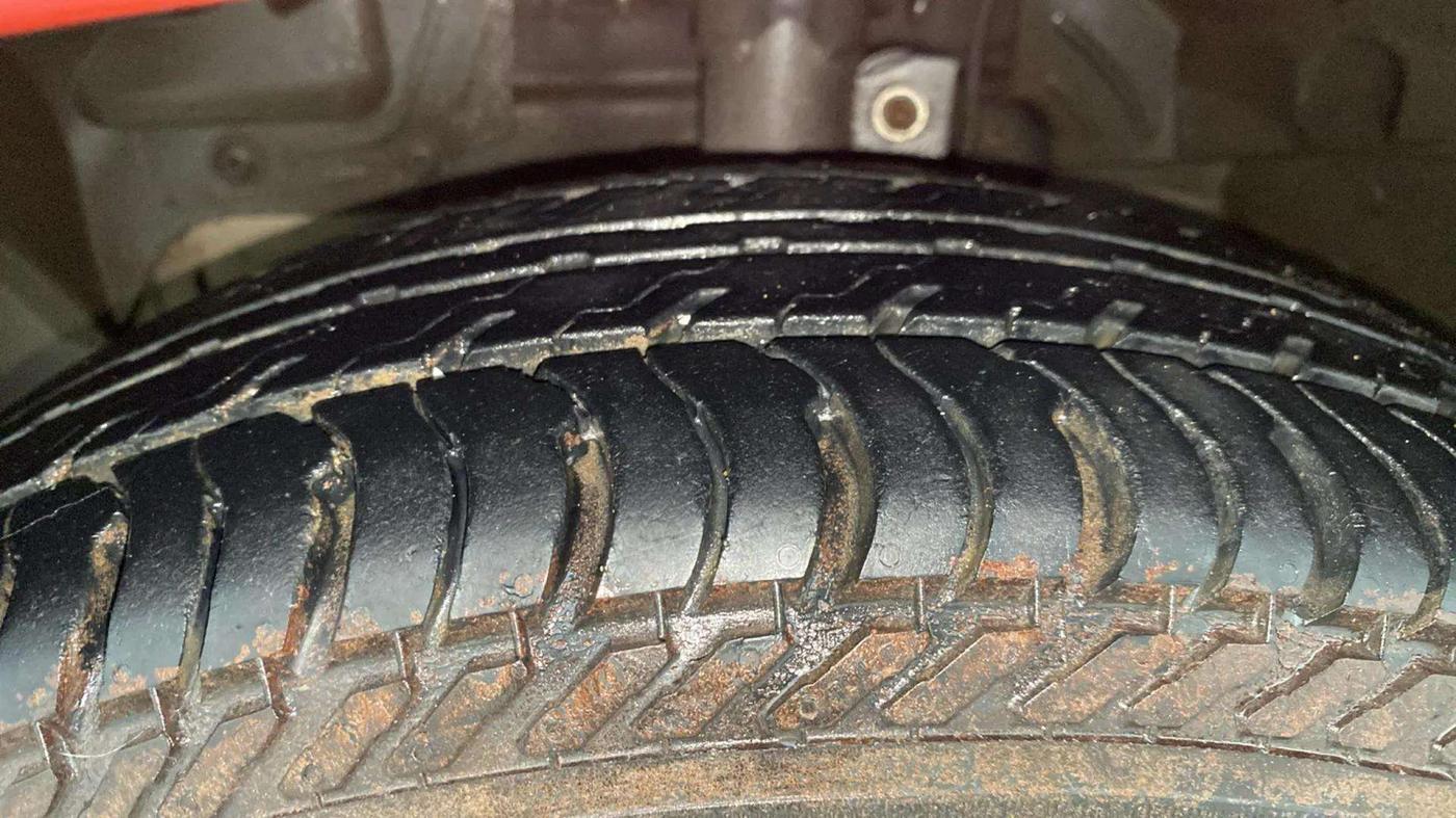2016 Ford New Figo TITANIUM 1.5 PETROL AT, Petrol, Automatic, 37,939 km, Left Front Tyre Tread