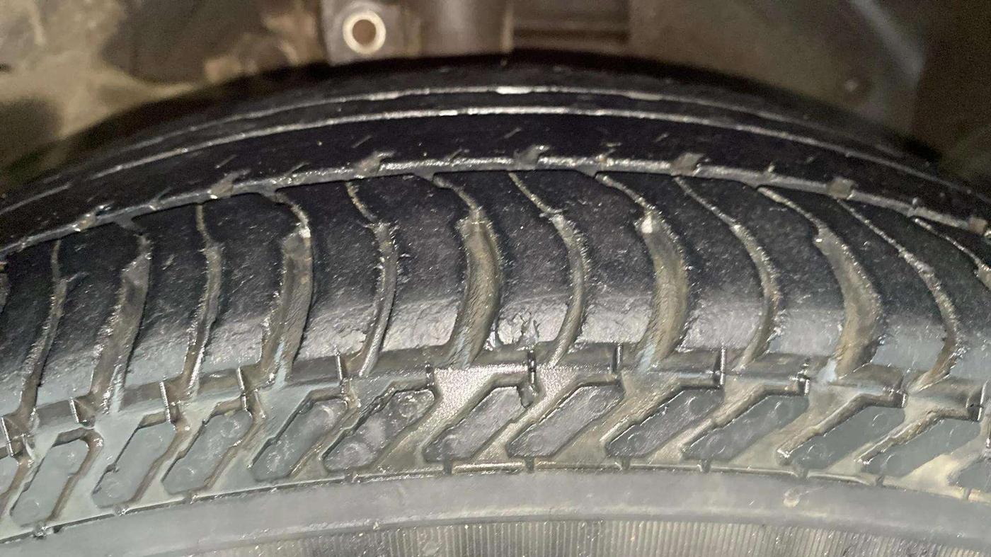 2016 Ford New Figo TITANIUM 1.5 PETROL AT, Petrol, Automatic, 37,939 km, Right Front Tyre Tread