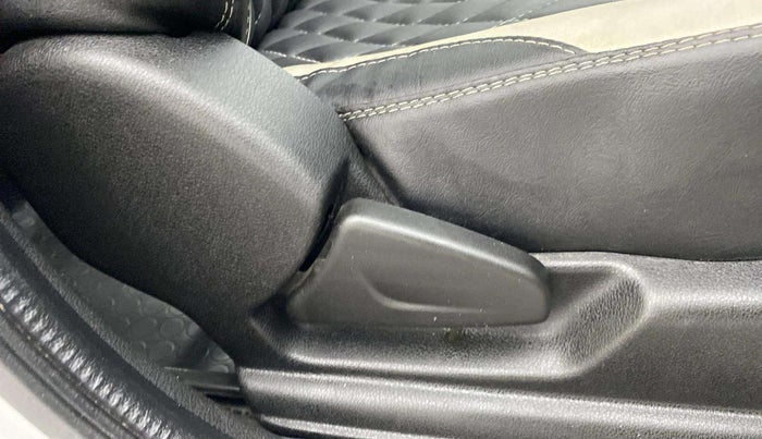 2021 Renault Kwid RXT 1.0 (O), Petrol, Manual, 26,209 km, Driver Side Adjustment Panel