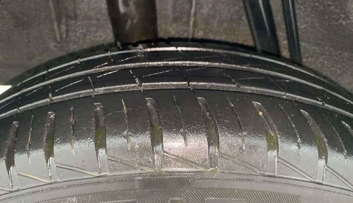 2021 Renault Kwid RXT 1.0 (O), Petrol, Manual, 26,209 km, Right Rear Tyre Tread