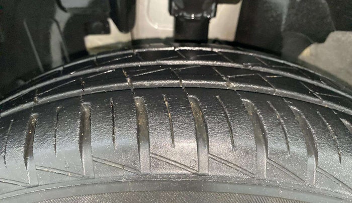 2021 Renault Kwid RXT 1.0 (O), Petrol, Manual, 26,209 km, Left Front Tyre Tread