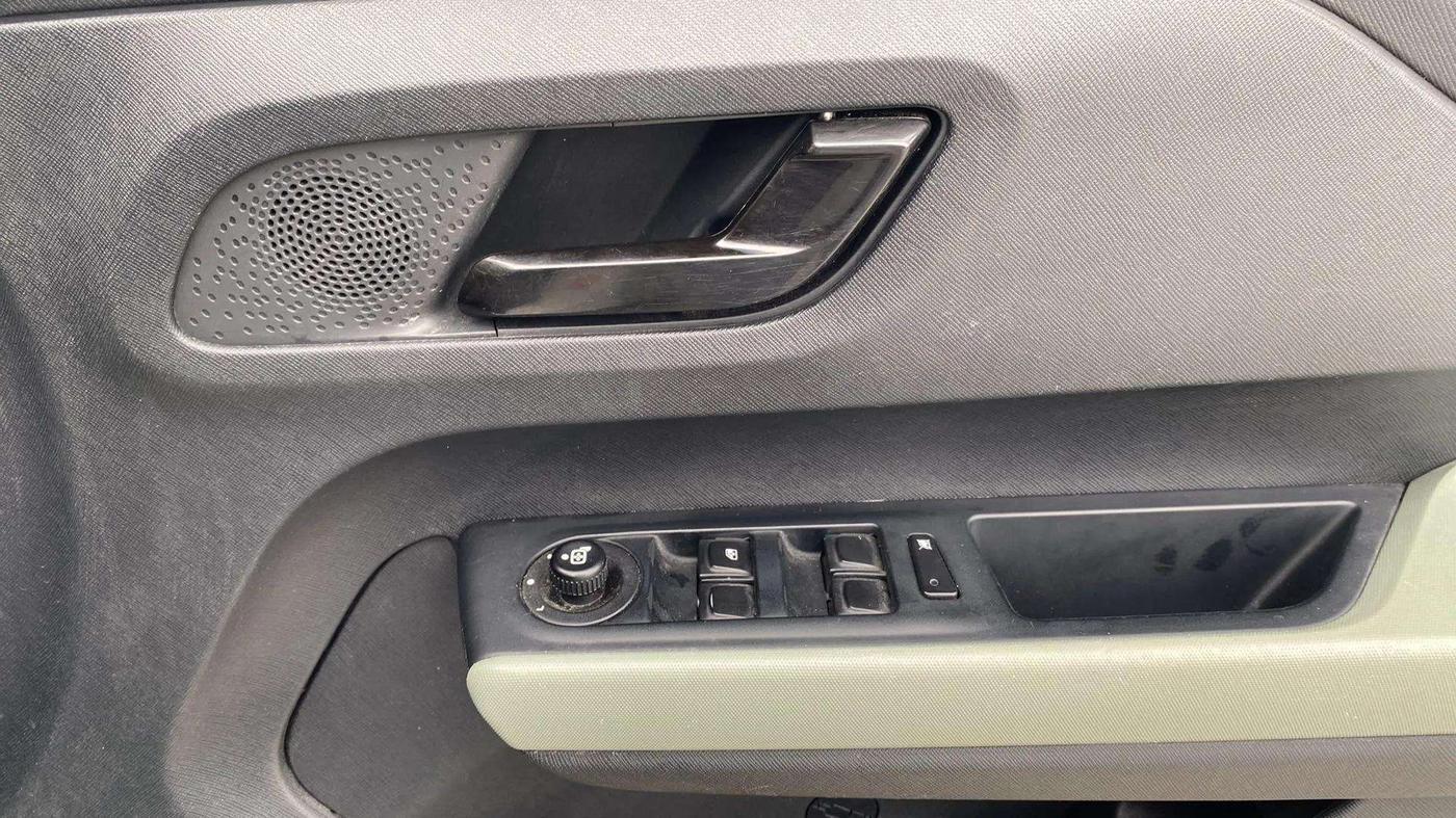 2023 Tata PUNCH ADVENTURE RHYTHM PACK MT, Petrol, Manual, 19,693 km, Driver Side Door Panels Control