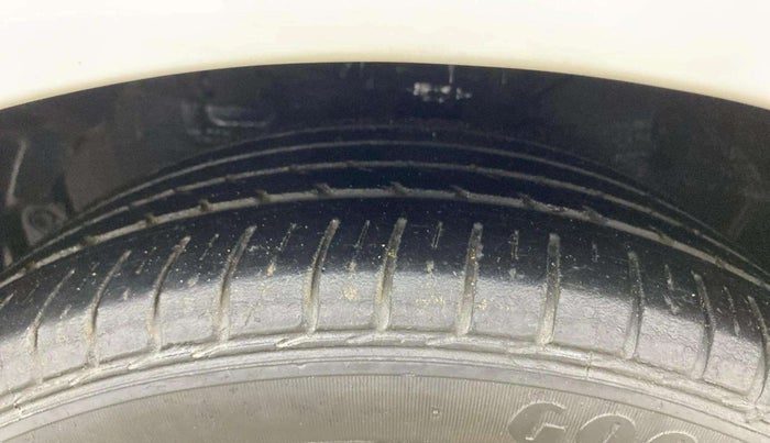 2014 Hyundai Verna FLUIDIC 1.6 VTVT SX OPT, Petrol, Manual, 91,081 km, Left Front Tyre Tread