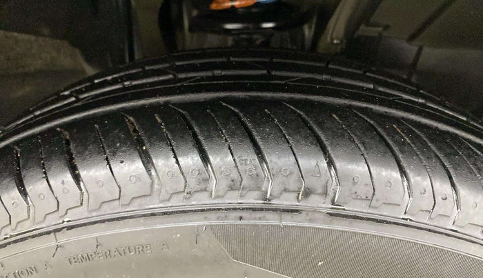 2021 Nissan MAGNITE XV PREMIUM TURBO CVT, Petrol, Automatic, 43,378 km, Right Front Tyre Tread