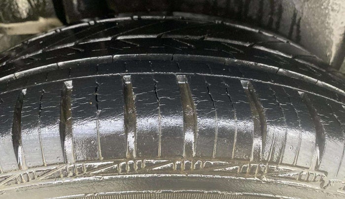2013 Maruti Ertiga VXI, Petrol, Manual, 34,707 km, Left Front Tyre Tread