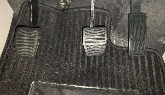 2021 Mahindra XUV300 W8(O) 1.5 DIESEL DUAL TONE, Diesel, Manual, 43,634 km, Pedals