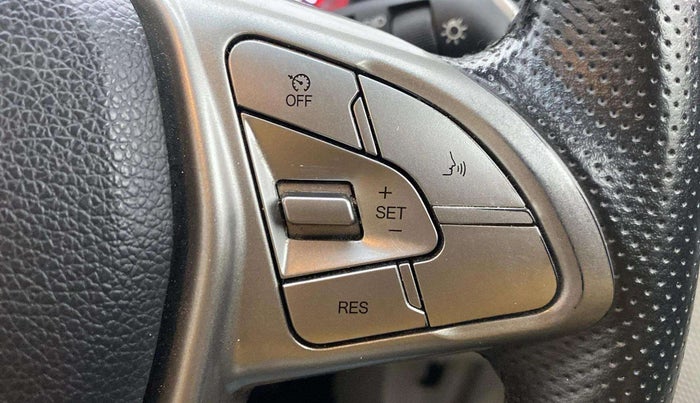 2021 Mahindra XUV300 W8(O) 1.5 DIESEL DUAL TONE, Diesel, Manual, 43,634 km, Adaptive Cruise Control