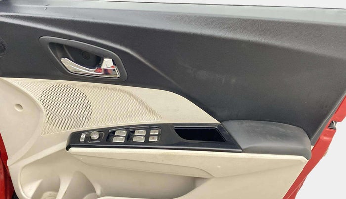 2021 Mahindra XUV300 W8(O) 1.5 DIESEL DUAL TONE, Diesel, Manual, 43,634 km, Driver Side Door Panels Control