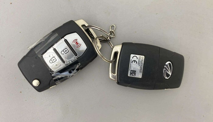 2021 Mahindra XUV300 W8(O) 1.5 DIESEL DUAL TONE, Diesel, Manual, 43,634 km, Key Close Up