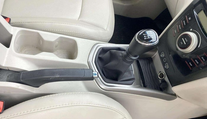 2021 Mahindra XUV300 W8(O) 1.5 DIESEL DUAL TONE, Diesel, Manual, 43,634 km, Gear Lever