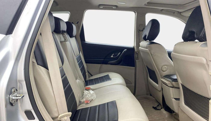 2017 Mahindra XUV500 W10, Diesel, Manual, 62,440 km, Right Side Rear Door Cabin