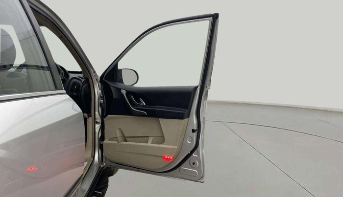 2017 Mahindra XUV500 W10, Diesel, Manual, 62,440 km, RHS Front Door