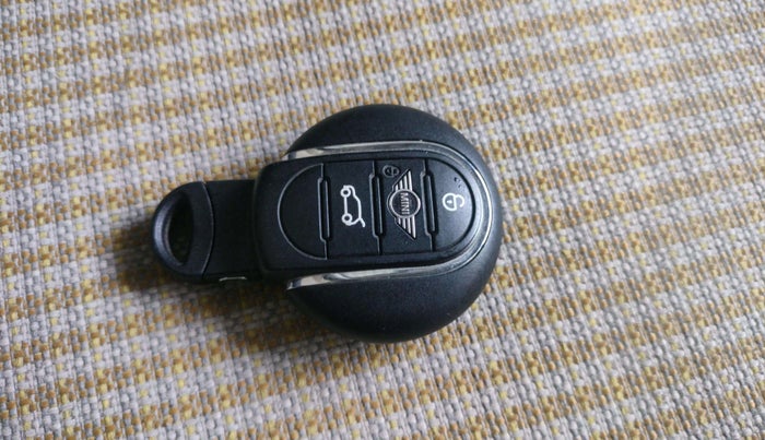 2023 Mini Cooper SE 3-Door, Electric, Automatic, 9,862 km, Key Close Up