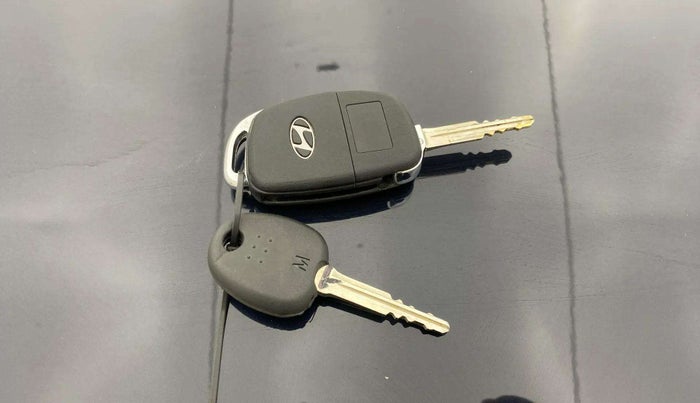 2024 Hyundai AURA S 1.2, Petrol, Manual, 28,797 km, Key Close Up