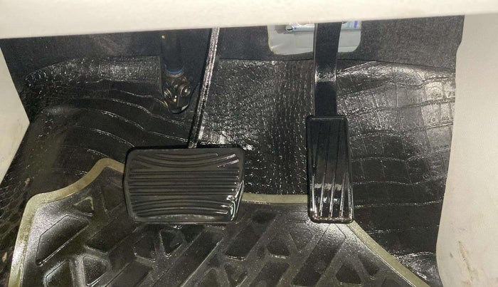 2021 Mahindra XUV300 W8 (O) 1.2 PETROL AMT, Petrol, Automatic, 26,632 km, Pedals