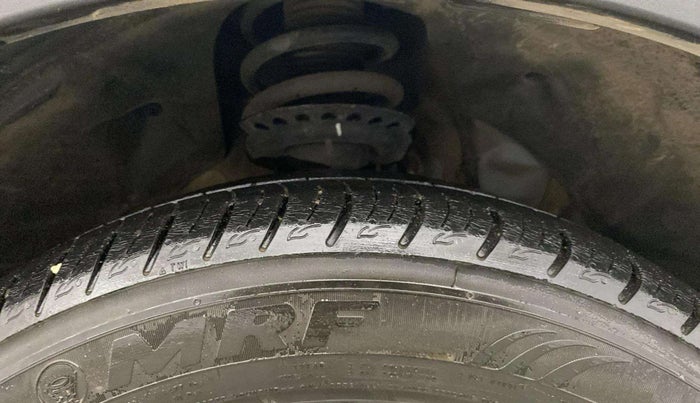 2021 Mahindra XUV300 W8 (O) 1.2 PETROL AMT, Petrol, Automatic, 26,632 km, Right Front Tyre Tread