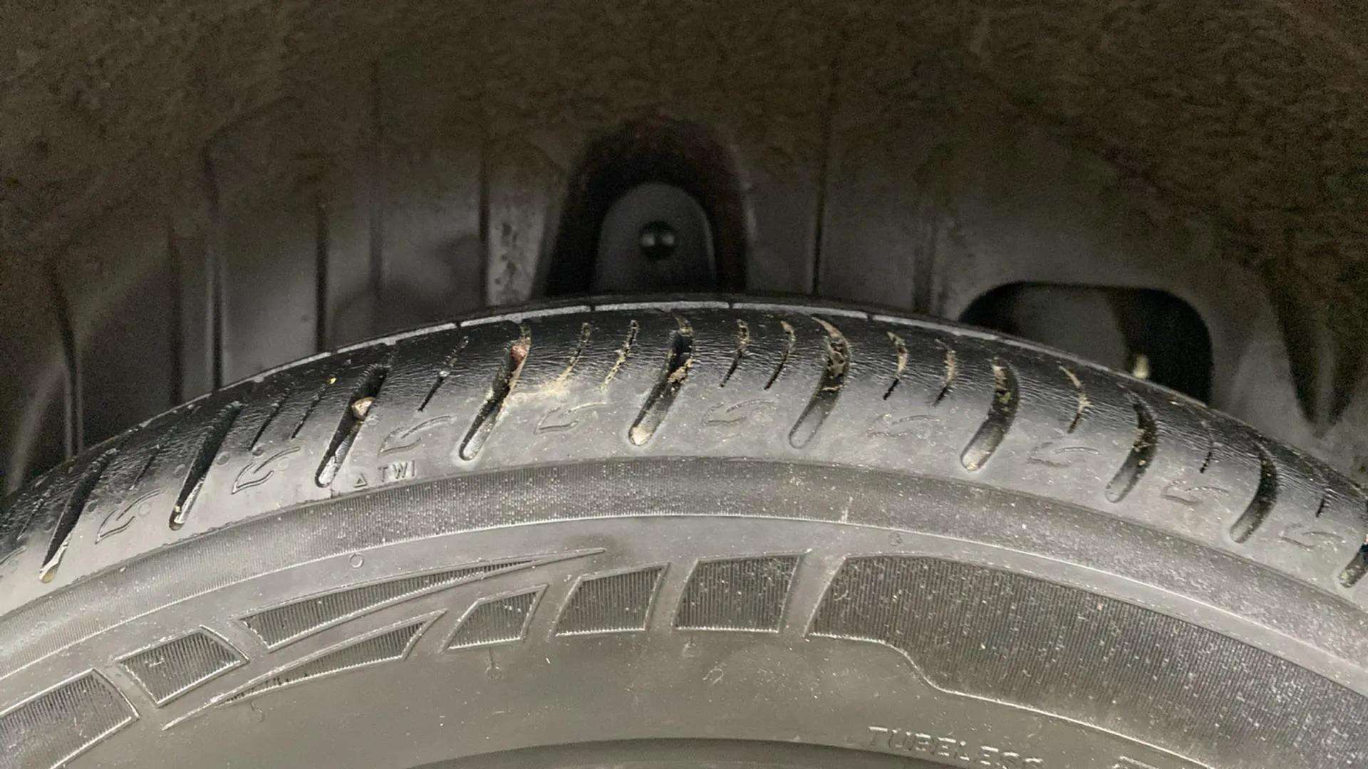 RHS-Rear-Tyre-Tread-19