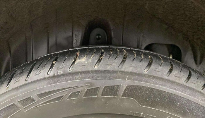 2021 Mahindra XUV300 W8 (O) 1.2 PETROL AMT, Petrol, Automatic, 26,632 km, Right Rear Tyre Tread
