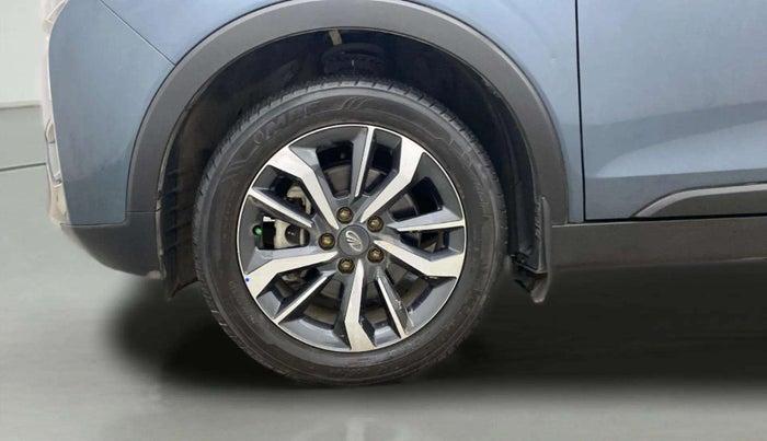2021 Mahindra XUV300 W8 (O) 1.2 PETROL AMT, Petrol, Automatic, 26,632 km, Left Front Wheel