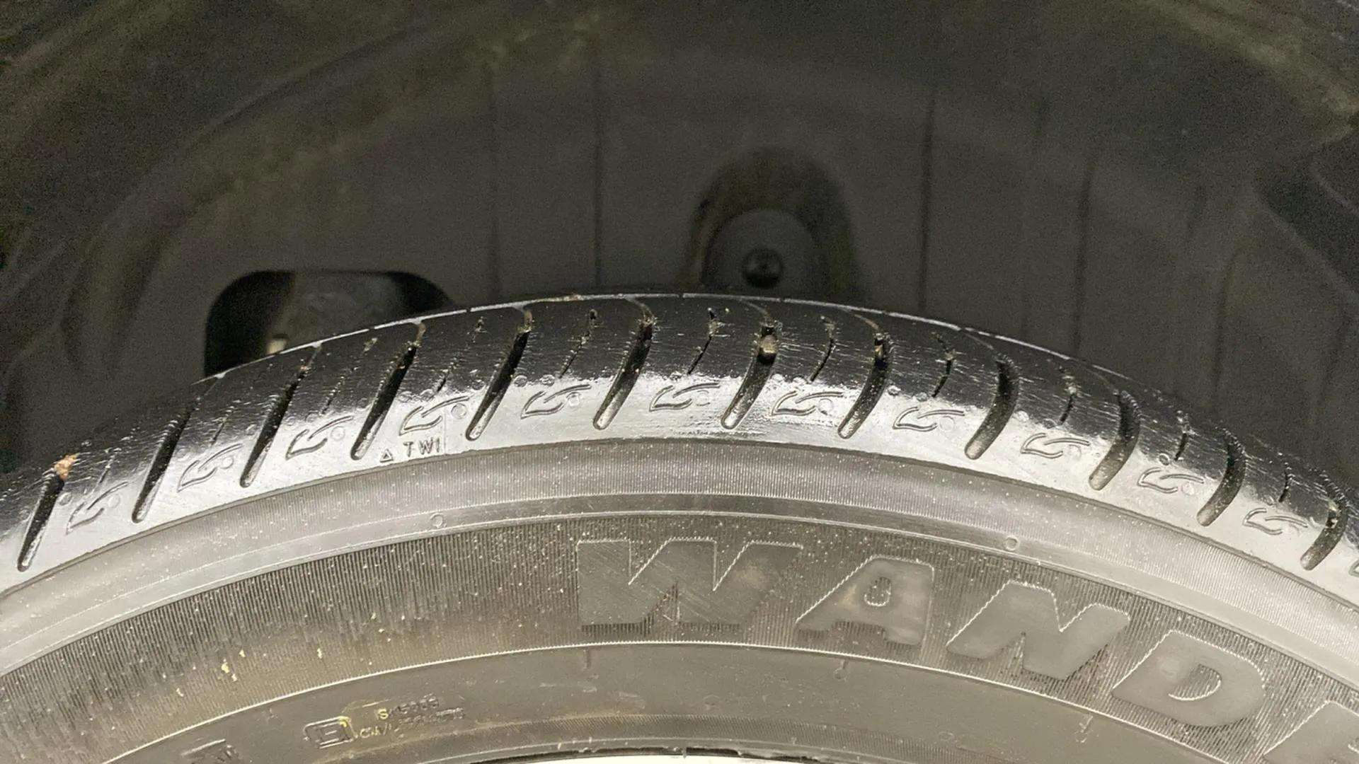 LHS-Rear-Tyre-Tread-21