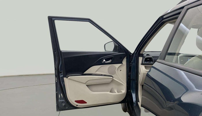 2021 Mahindra XUV300 W8 (O) 1.2 PETROL AMT, Petrol, Automatic, 26,632 km, LHS Front Door