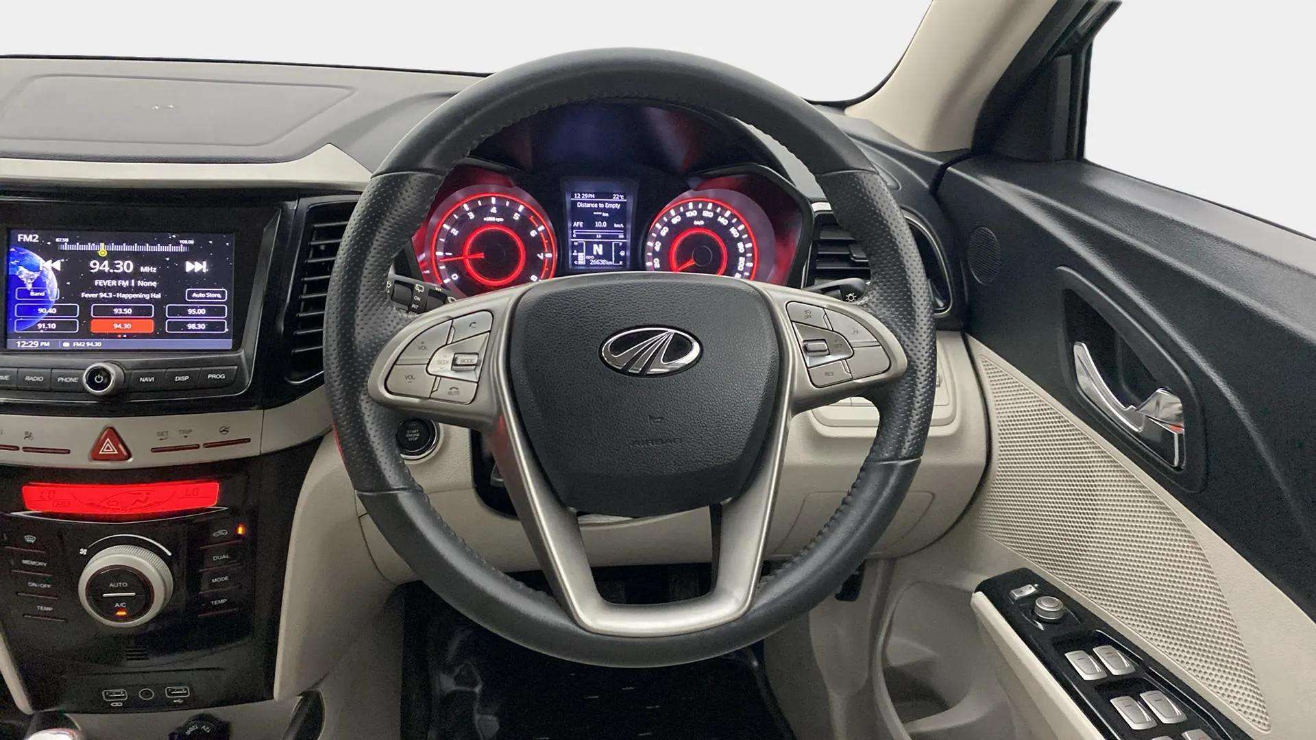 Steering-wheel-close-up-29