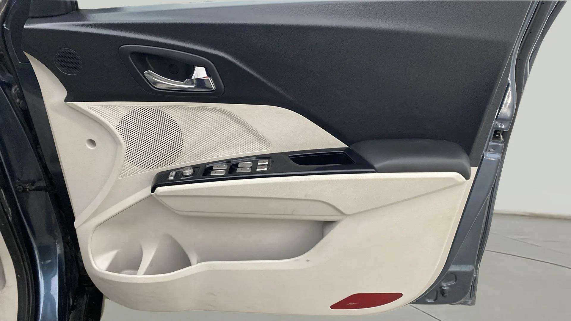 Driver-side-door-panel-control-39