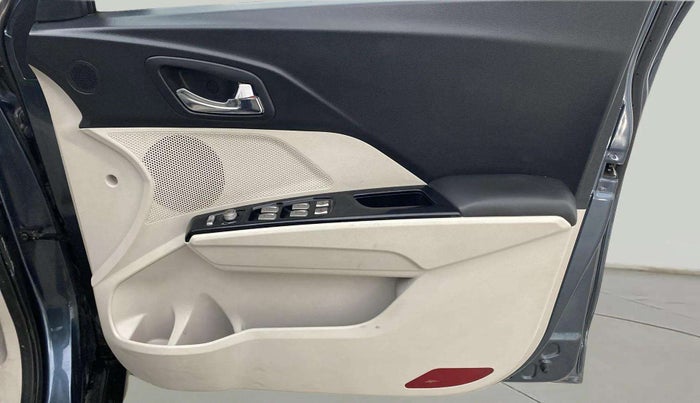 2021 Mahindra XUV300 W8 (O) 1.2 PETROL AMT, Petrol, Automatic, 26,632 km, Driver Side Door Panels Control