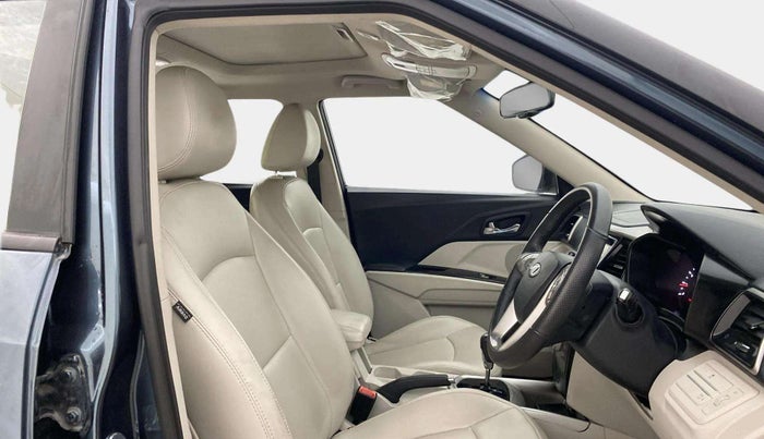 2021 Mahindra XUV300 W8 (O) 1.2 PETROL AMT, Petrol, Automatic, 26,632 km, Right Side Front Door Cabin