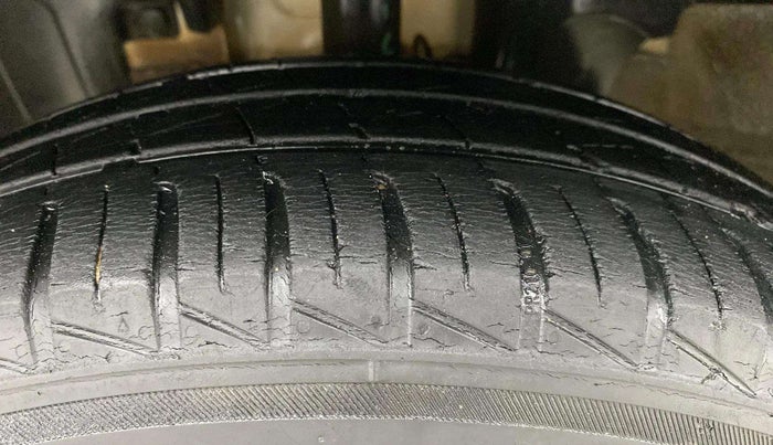 2020 Renault Kwid CLIMBER 1.0 (O), Petrol, Manual, 24,271 km, Left Front Tyre Tread