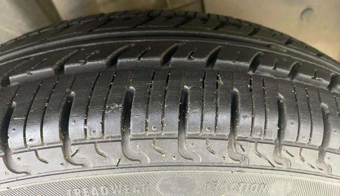 2017 Renault Kwid RXT 1.0 AMT (O), Petrol, Automatic, 37,138 km, Right Front Tyre Tread