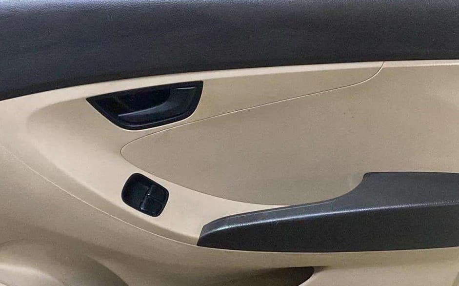 2016 Hyundai Eon ERA +, Petrol, Manual, 35,990 km, Driver Side Door Panels Control