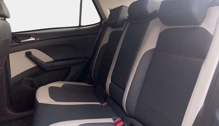2022 Volkswagen TAIGUN TOPLINE 1.0 TSI MT, Petrol, Manual, 66,936 km, Right Side Rear Door Cabin